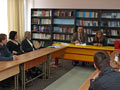 Česká delegace (vlevo) diskutuje s vedením školy a studenty.
