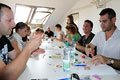 Účastníci si během workshopu vyrábějí vlastní šperky z korálků. (foto: Jan Kotík)
