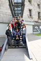 Společná fotografie účastníků projektu před Dokumentačním centrem areálu říšských stranických sněmů v Norimberku (foto: Jan Kotík)