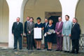 Zástupci zakládajících sdružení dětí a mládeže po podpisu zakládací listiny ČRDM – Jana Vohralíková uprostřed, 1998